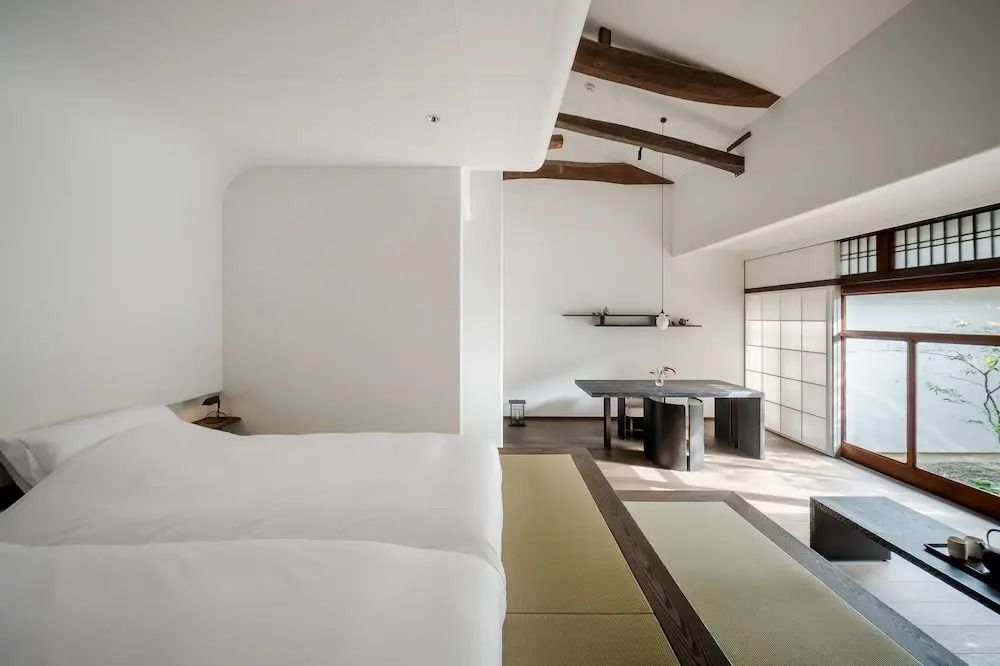 Helles Zimmer mit Tatamimatten und asiatischem Dekor