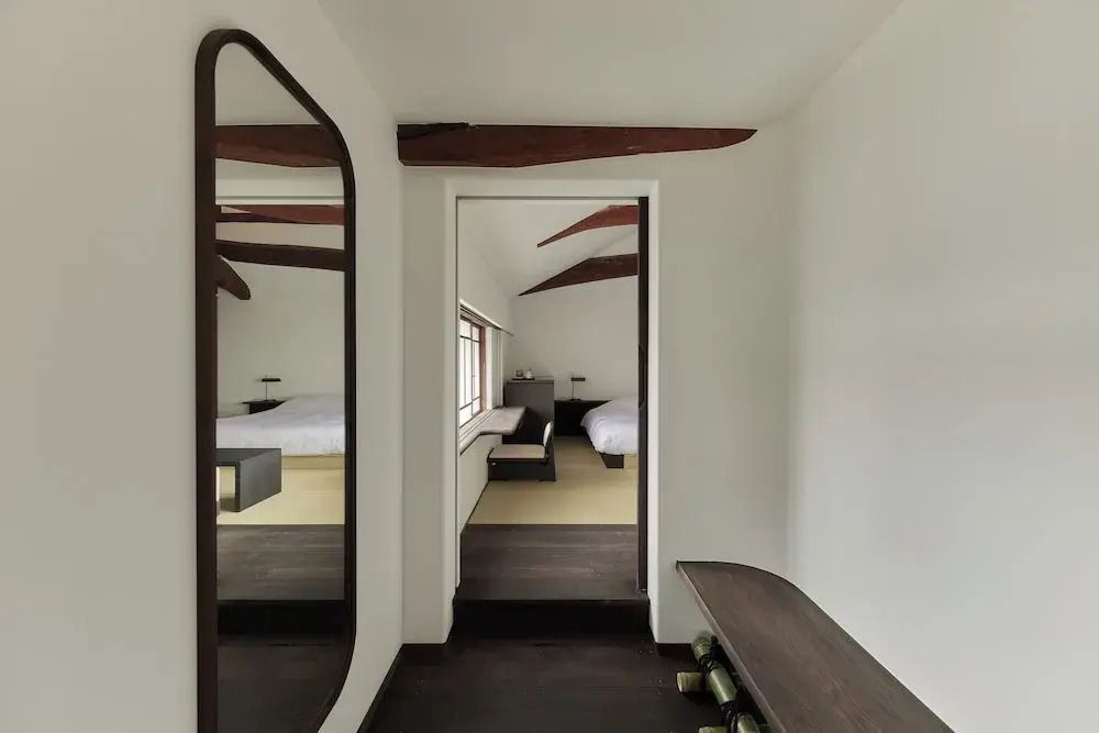 Moderner Raum mit Spiegel und Holzakzenten im Yoruya Hotel