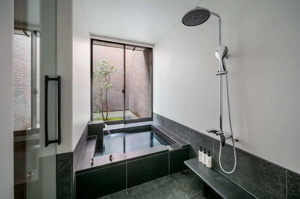 Luxuriöses Badezimmer mit modernem Duschbereich und großer Fensterfront