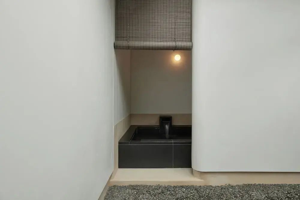 Elegante Badewanne in minimalistischer Nische mit sanfter Beleuchtung