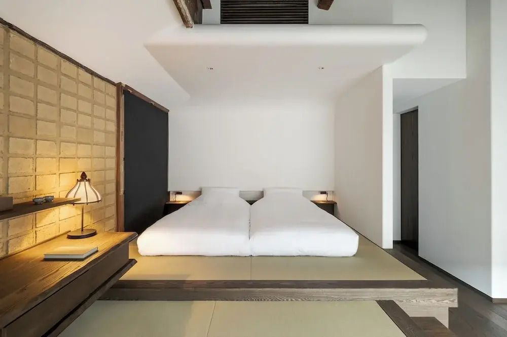 Doppelbett in traditionellem japanischem Tatami-Zimmer mit moderner Note