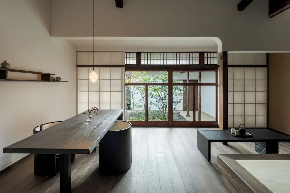 Harmonische Verbindung von Innen- und Außenbereich mit japanischem Gartenblick