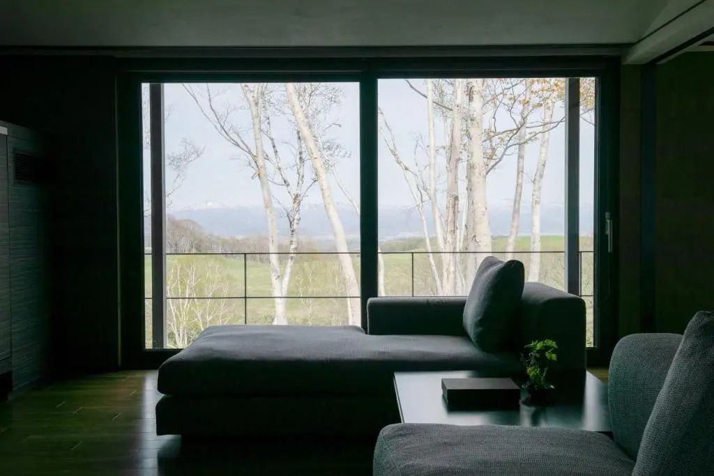 Gemütliche Lounge mit Sofas und Blick auf eine grüne Landschaft
