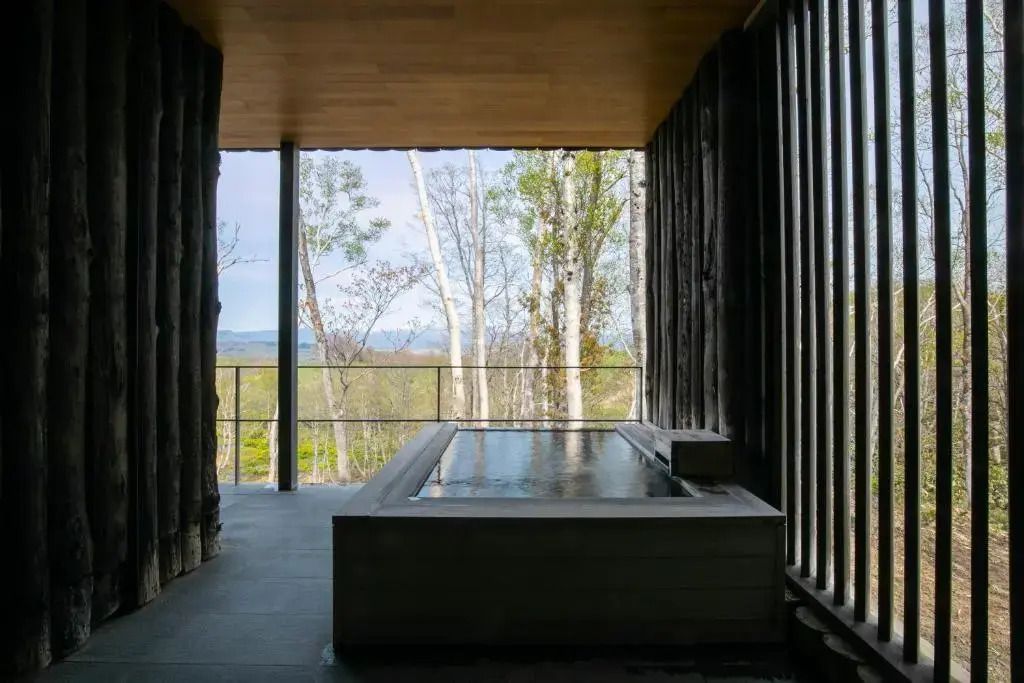 Privates Badehaus mit Blick auf eine ruhige Naturkulisse
