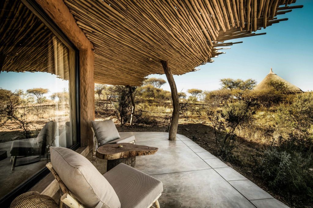 Veranda mit Sitzgelegenheit und Blick auf die afrikanische Savanne