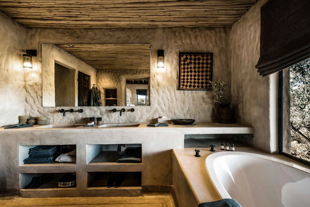 Luxuriöses Badezimmer mit großer Badewanne und natürlichem Dekor