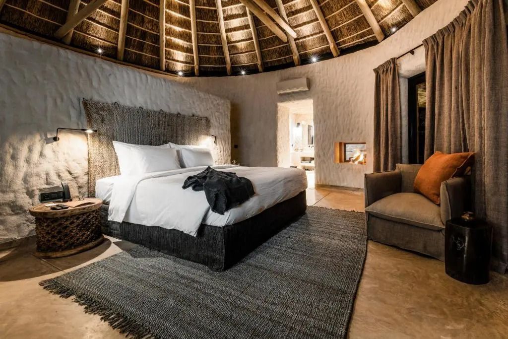 Gemütliches Schlafzimmer mit rundem Strohdach und elegantem Interieur