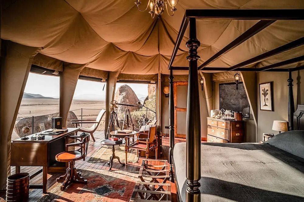 Interieur eines Zeltes mit Himmelbett und luxuriöser Einrichtung mit Ausblick