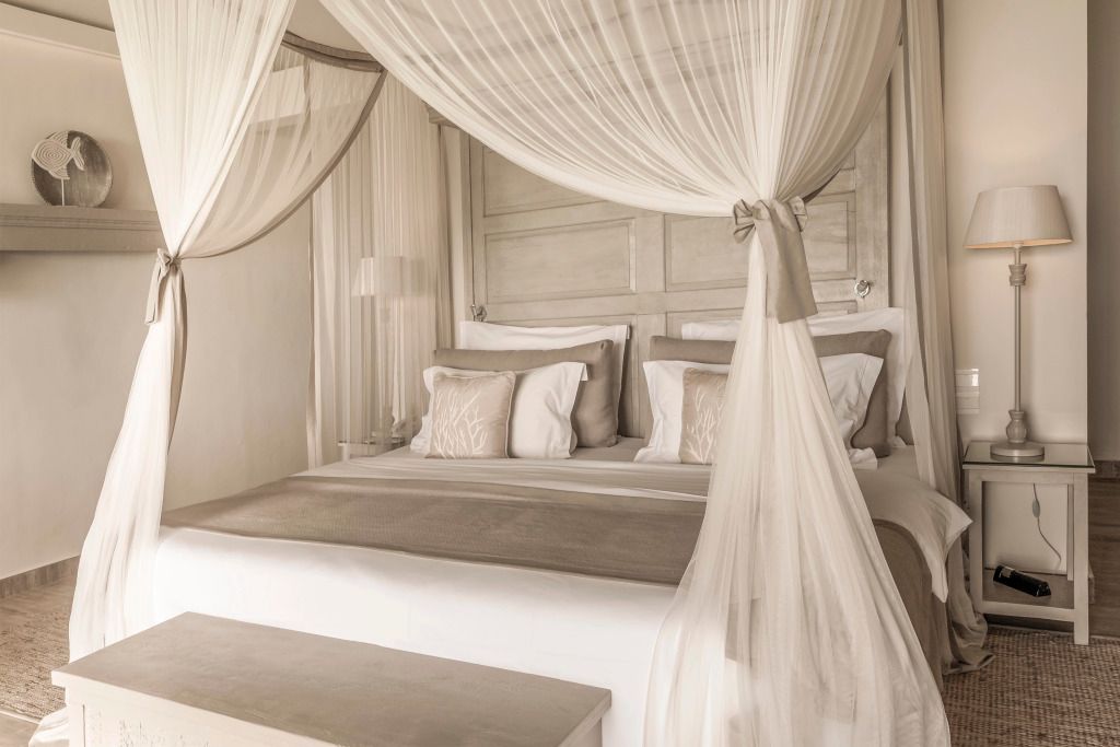 Luxuriöses Himmelbett mit sanften Vorhängen in der Villa