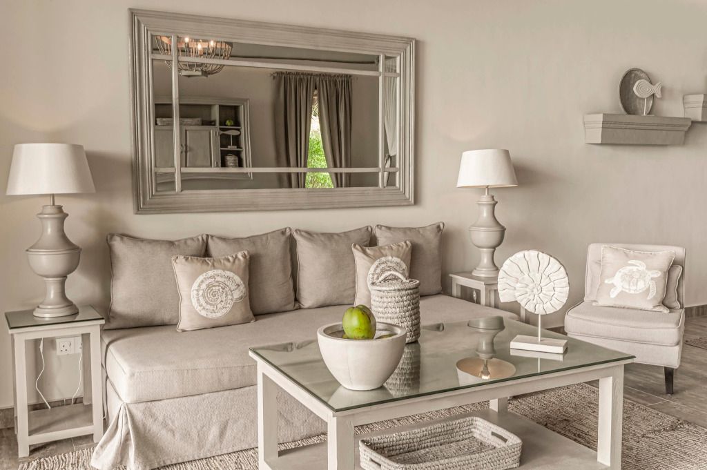 Elegantes Wohnzimmer mit beiger Couch und stilvollen Dekorationen