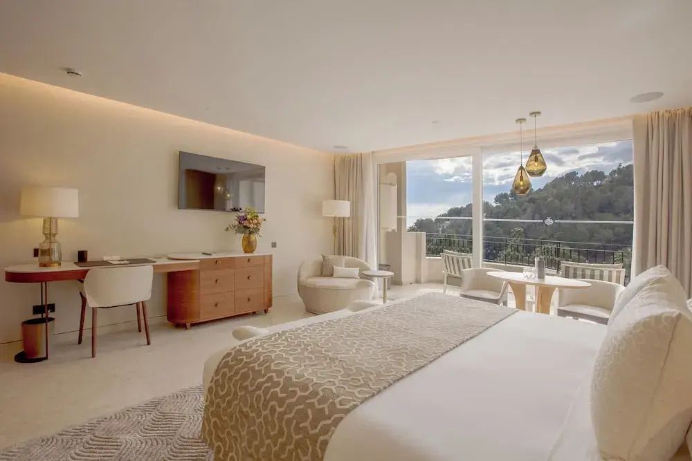 Großes, helles Deluxe Doppelzimmer mit Blick auf die Hügel von Altea.