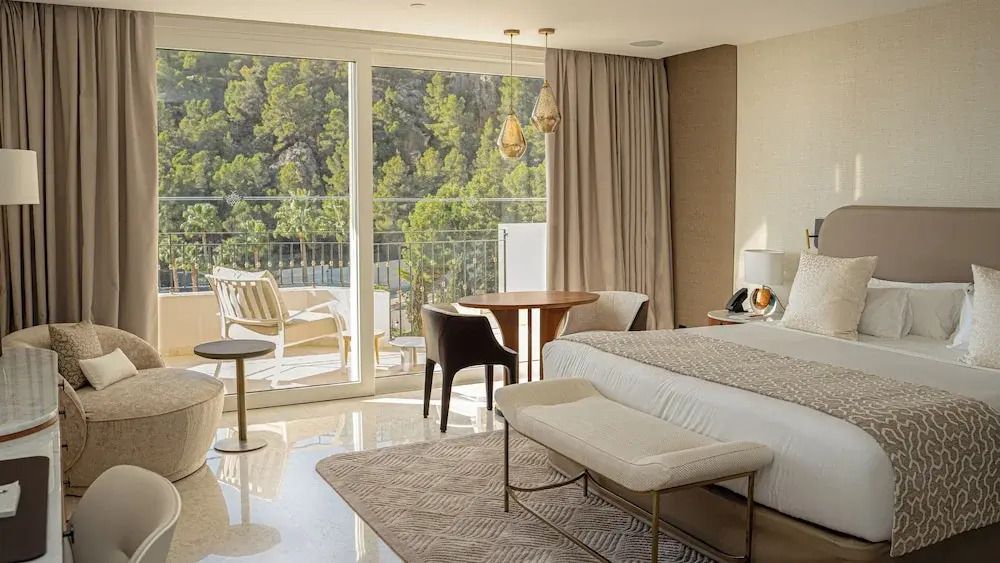 Geräumiges Deluxe Doppelzimmer mit Terrasse und Blick auf die Natur.