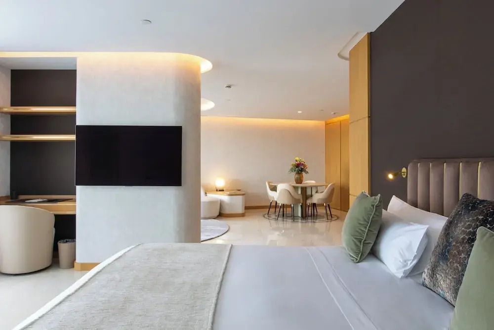 Geräumige Suite mit modernem Design und Esstisch im Hotel