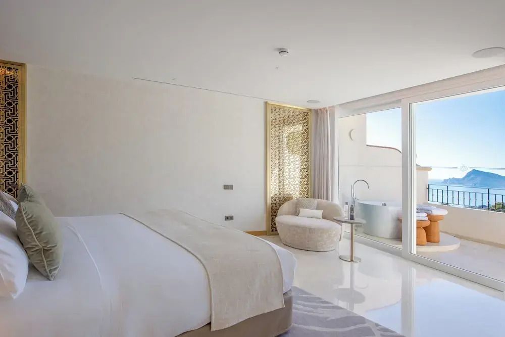 Suite mit großem Bett und Zugang zum Balkon mit Whirlpool