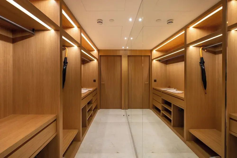 Begehbarer Kleiderschrank mit Holzeinrichtung und Spiegel