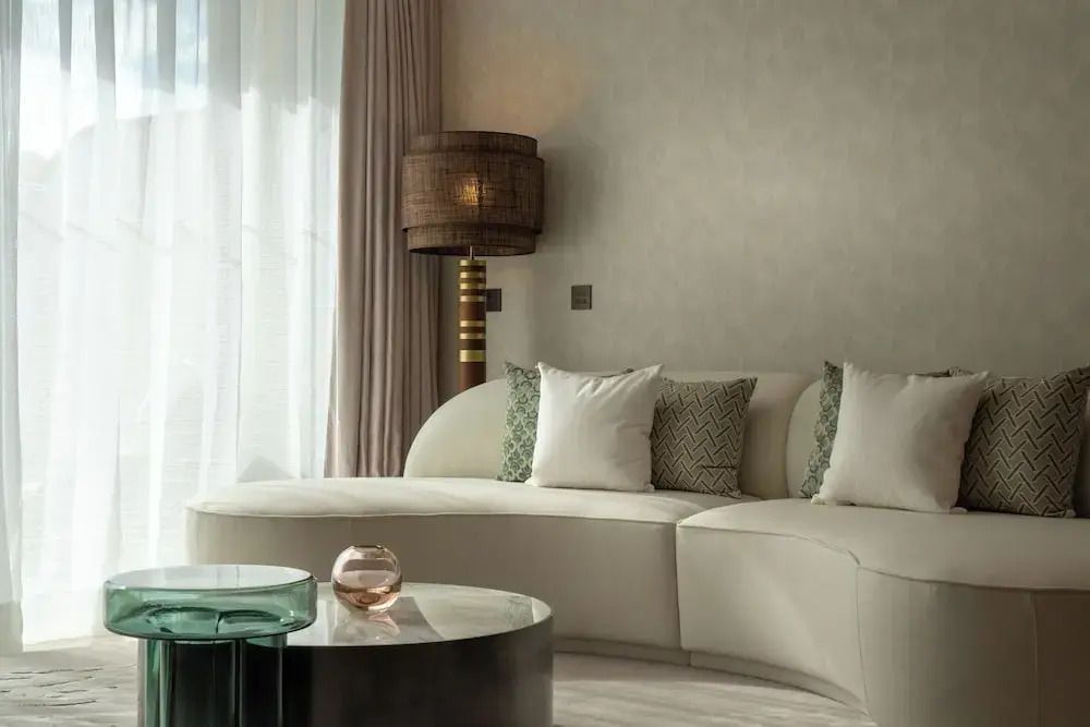 Elegantes Wohnzimmer in der Suite mit moderner Einrichtung