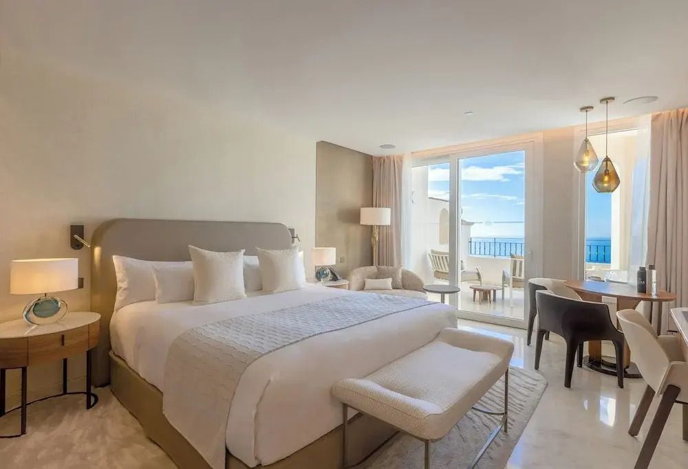 Geräumiges Premium Doppelzimmer mit Balkon und Meerblick