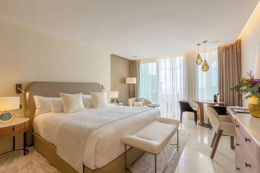 Helles Doppelzimmer mit Sitzbereich und Balkon im Hotel ZEM Wellness Clinic