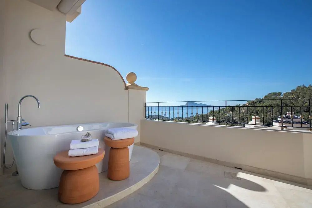 Balkon mit Meerblick und Sitzgelegenheiten im Hotelzimmer
