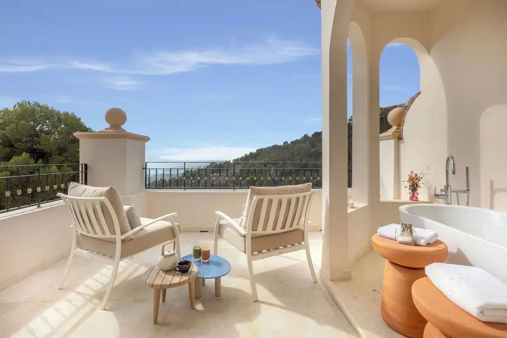 Privater Balkon mit gemütlichen Sitzgelegenheiten und Blick auf die Landschaft