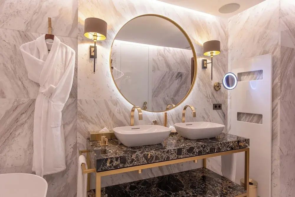 Elegantes Badezimmer mit zwei Waschbecken und großem Rundspiegel