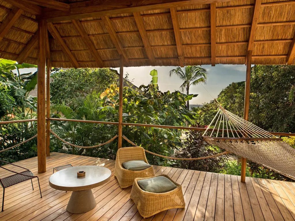 Geräumige Veranda mit Hängematte und Gartenblick