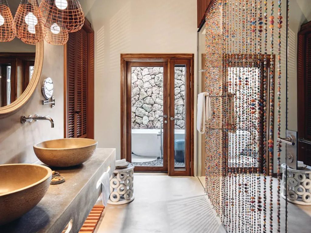 Modernes Badezimmer mit Doppelwaschbecken und Zugang zur Außenterrasse