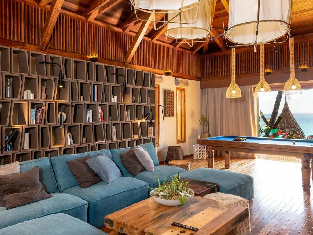 Geräumiges Wohnzimmer mit stilvollem Interieur und Billardtisch