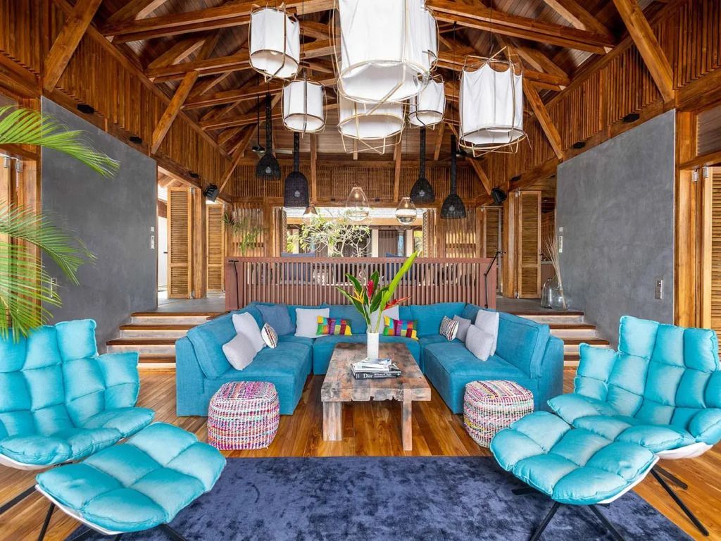 Lounge mit moderner Einrichtung und großzügigem Sitzbereich