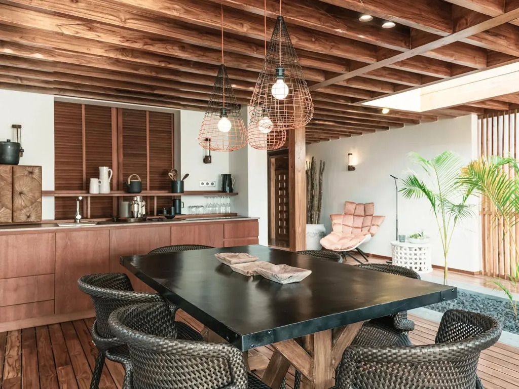 Stilvoller Essbereich mit Holzinterieur und moderner Beleuchtung