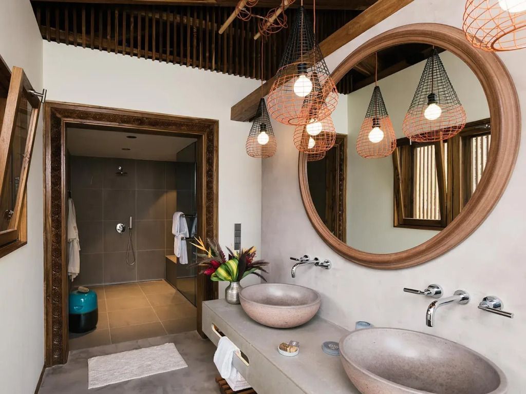 Modernes Badezimmer mit Doppelwaschbecken und großen Spiegeln