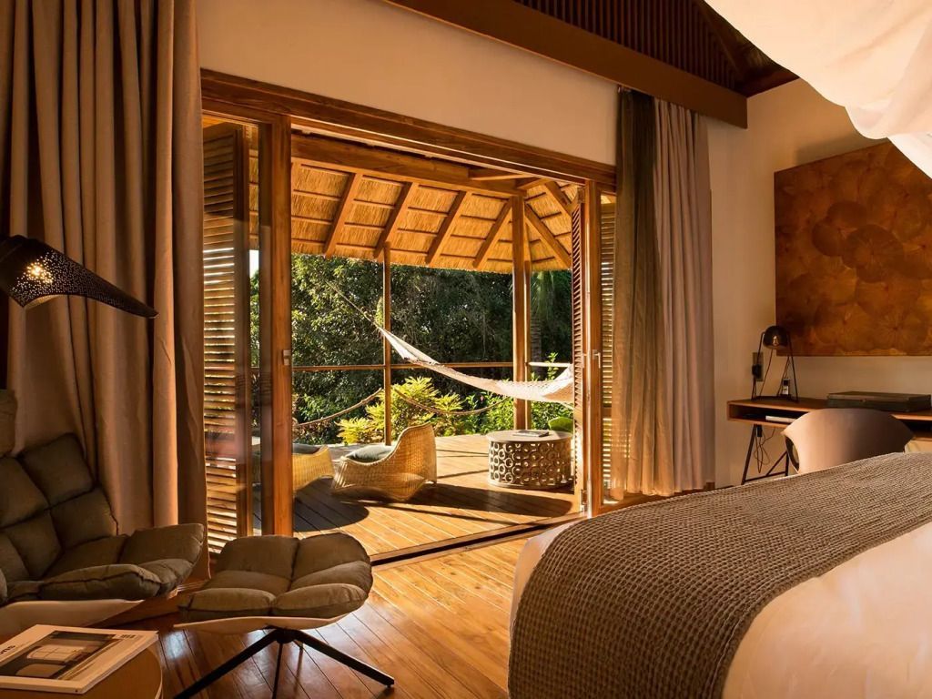 Gemütliches Zimmer mit Aussicht auf die Veranda und Hängematte