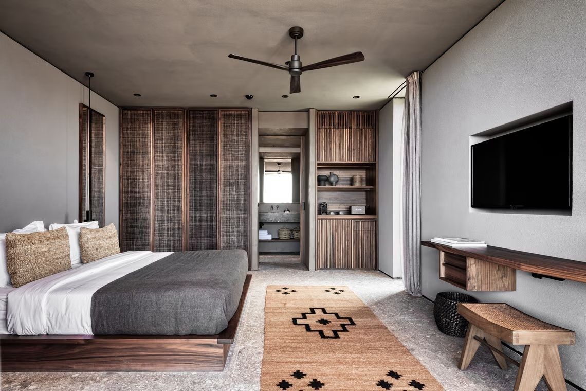 Schlafzimmer mit Teppichläufer, Deckenventilator und Schrankwand aus Holz