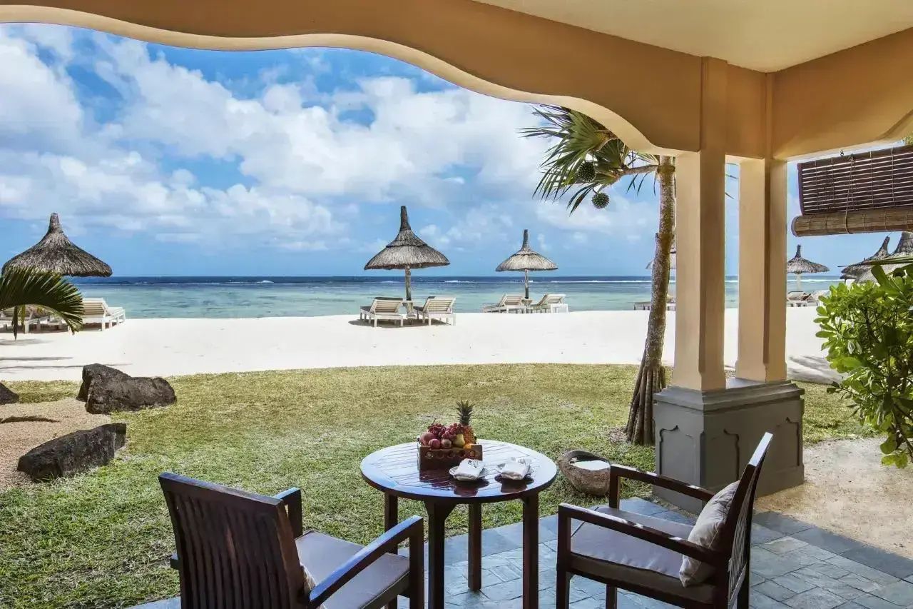 Sitzgelegenheit auf einer Terrasse mit Ausblick auf Strand und Meer.