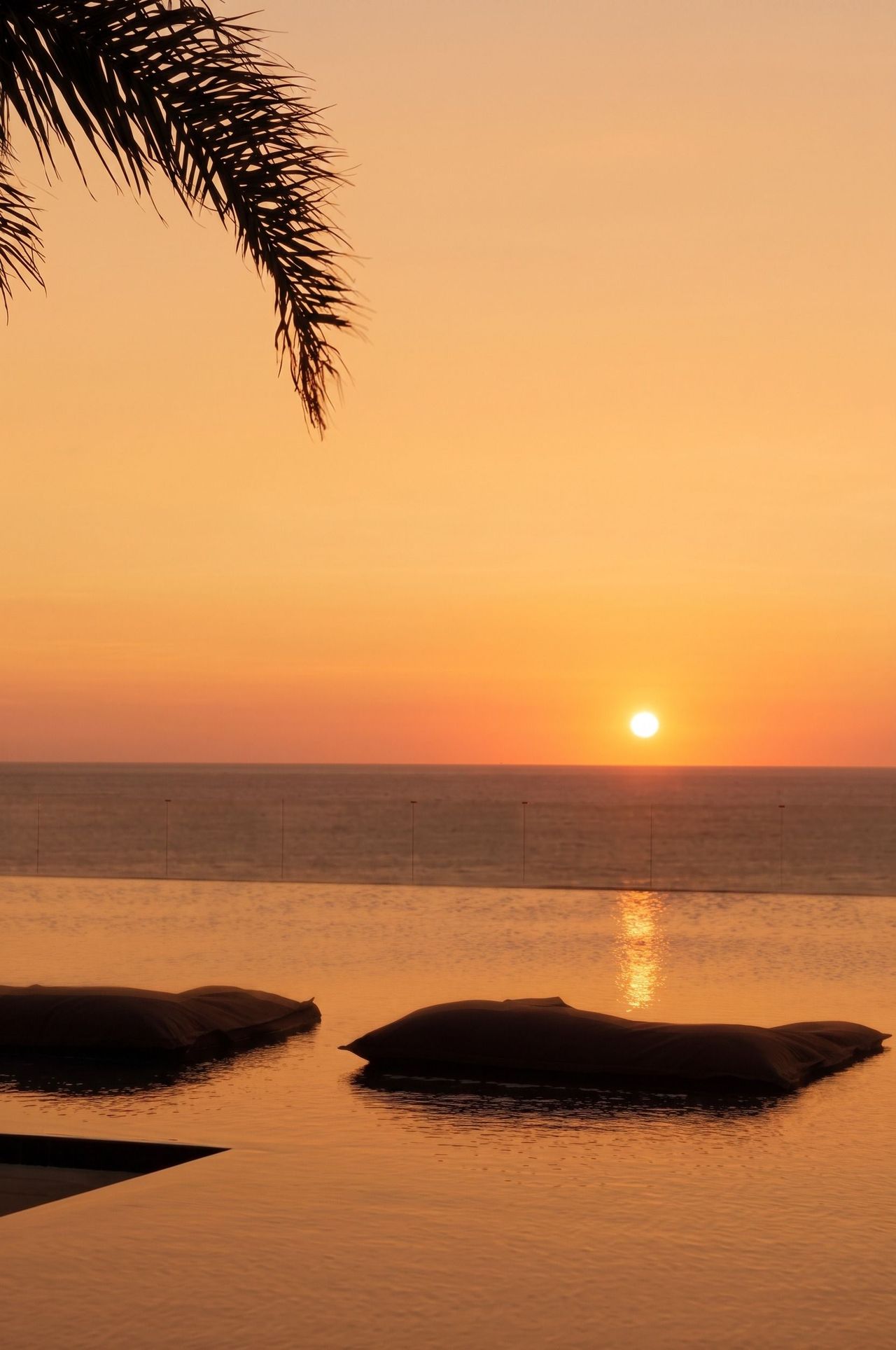Sonnenuntergang mit Blick auf das Meer und Palmen