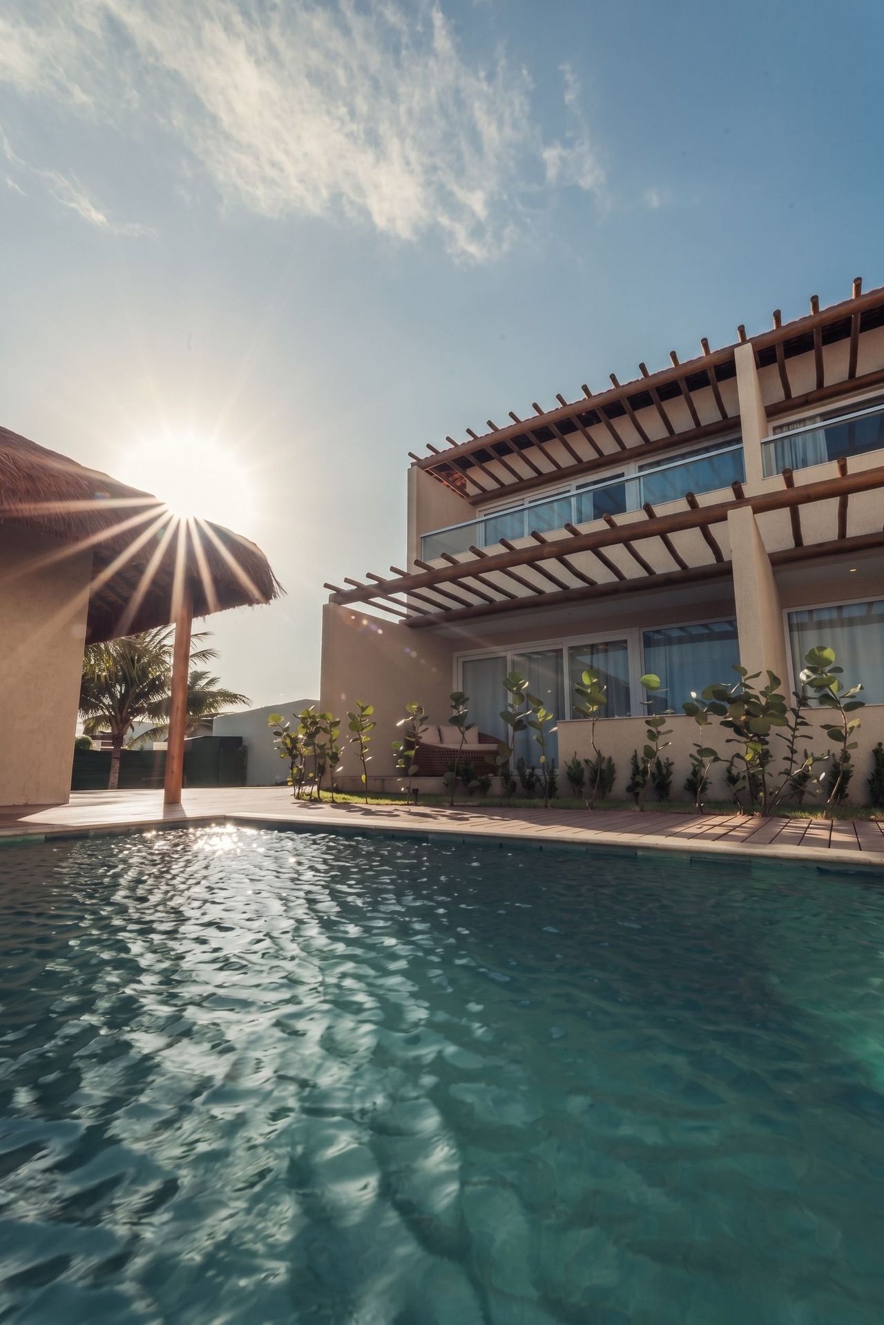 Außenbereich des Hotels mit modernem Pool und Sonnensegel