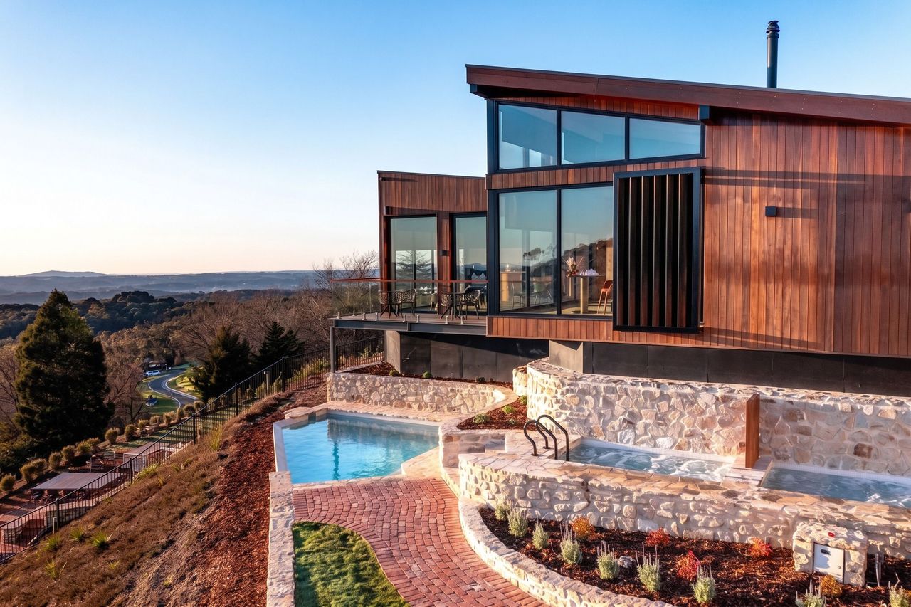 Moderne Villa mit Infinity-Pool und Blick über die Landschaft bei Sonnenuntergang