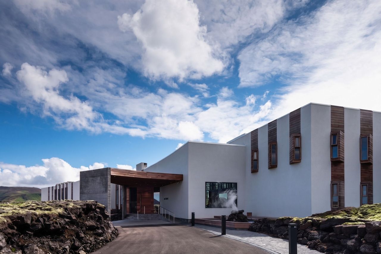 Moderne minimalistische Architektur des The Retreat at Blue Lagoon inmitten isländischer Lavafelder.