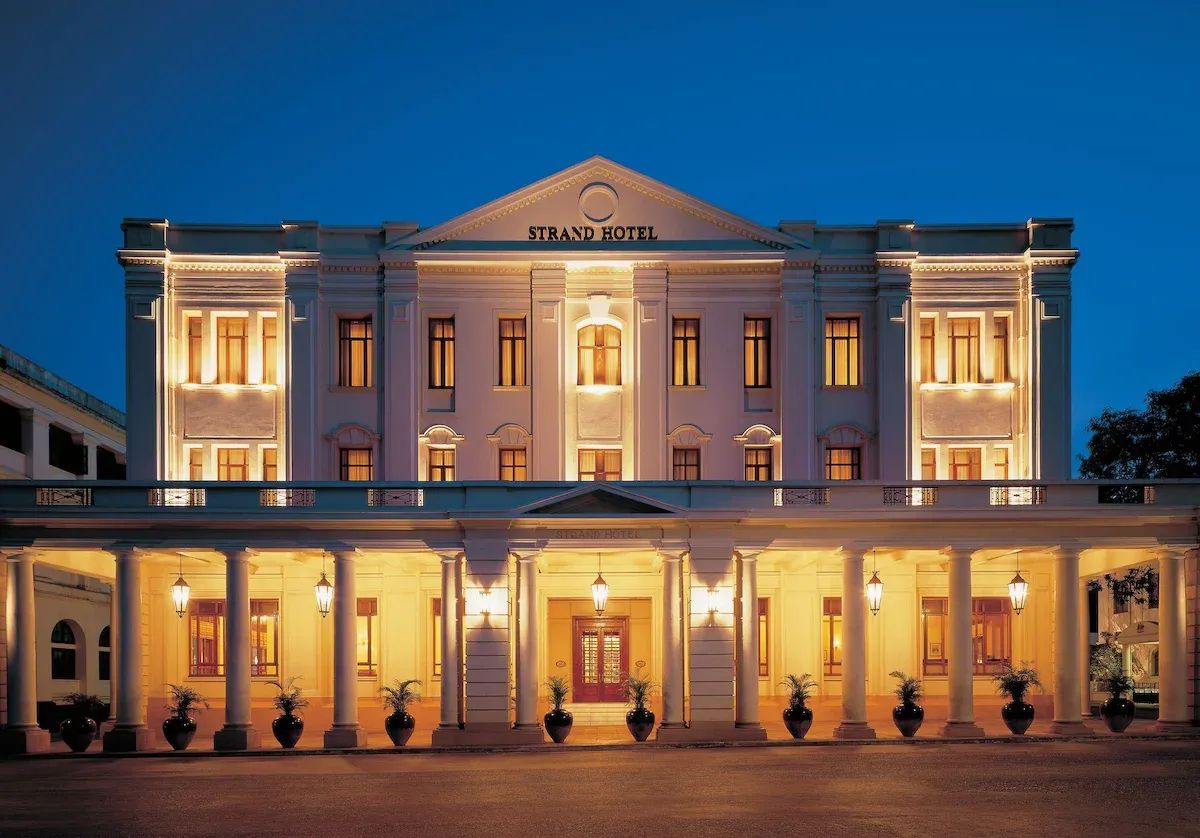 Historisches Grandhotel mit eleganter Fassade und jugendlichem Abendblau