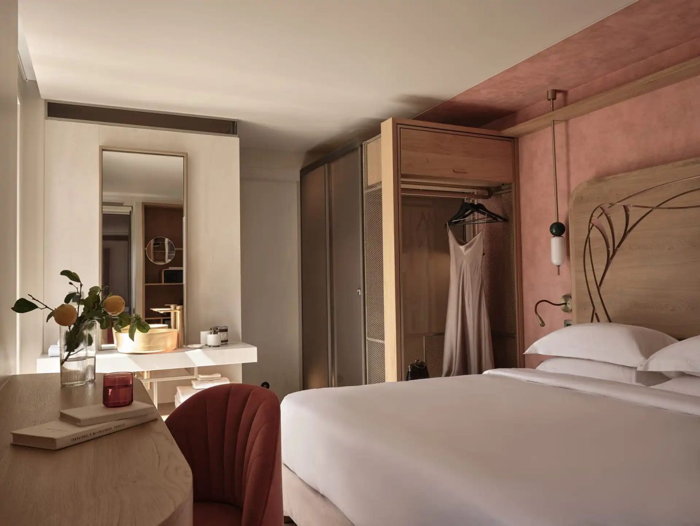 Blick in das Hotelzimmer mit Doppelbett, Kleiderschrank und Waschtisch.