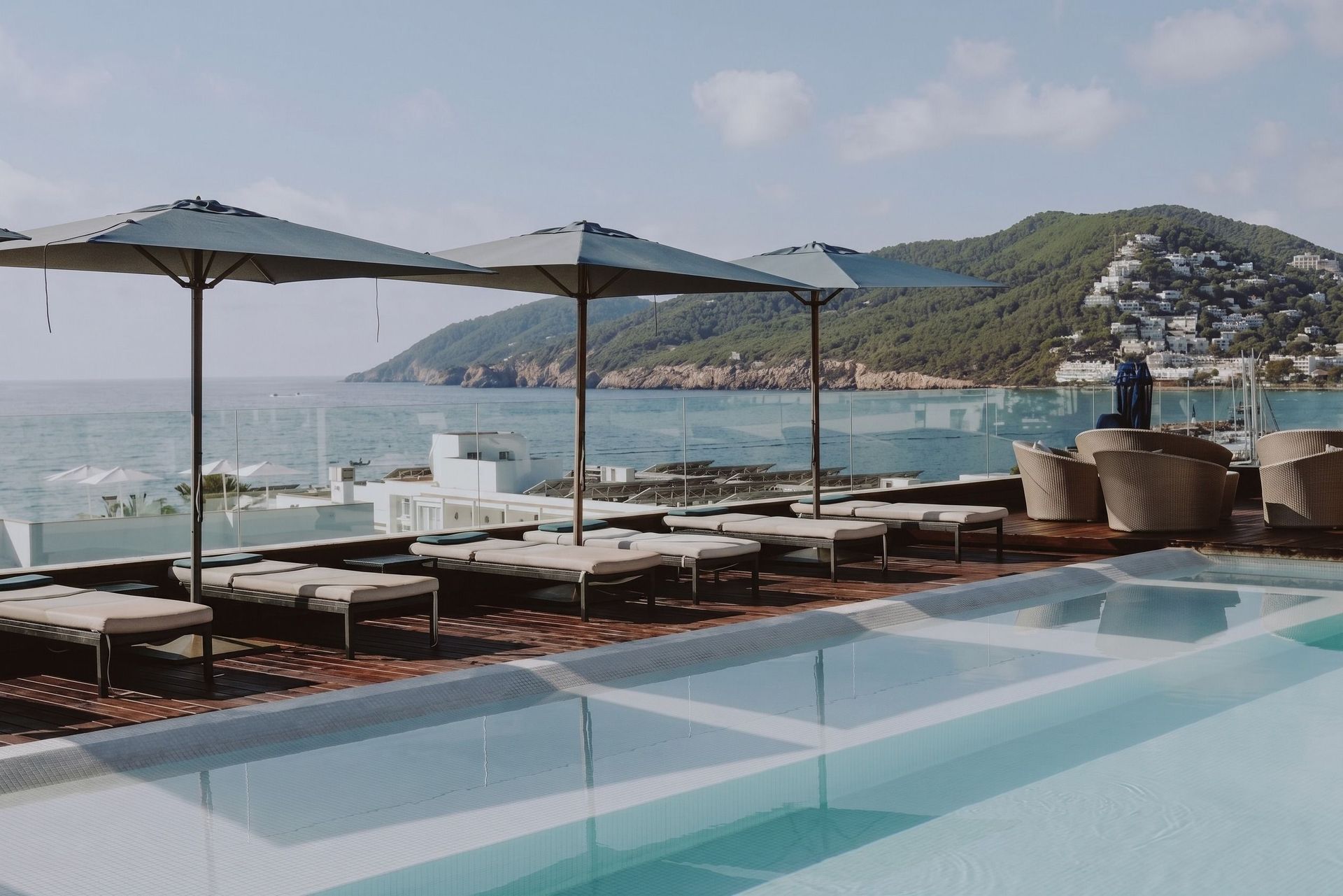 Aguas de Ibiza Pool mit Meerblick