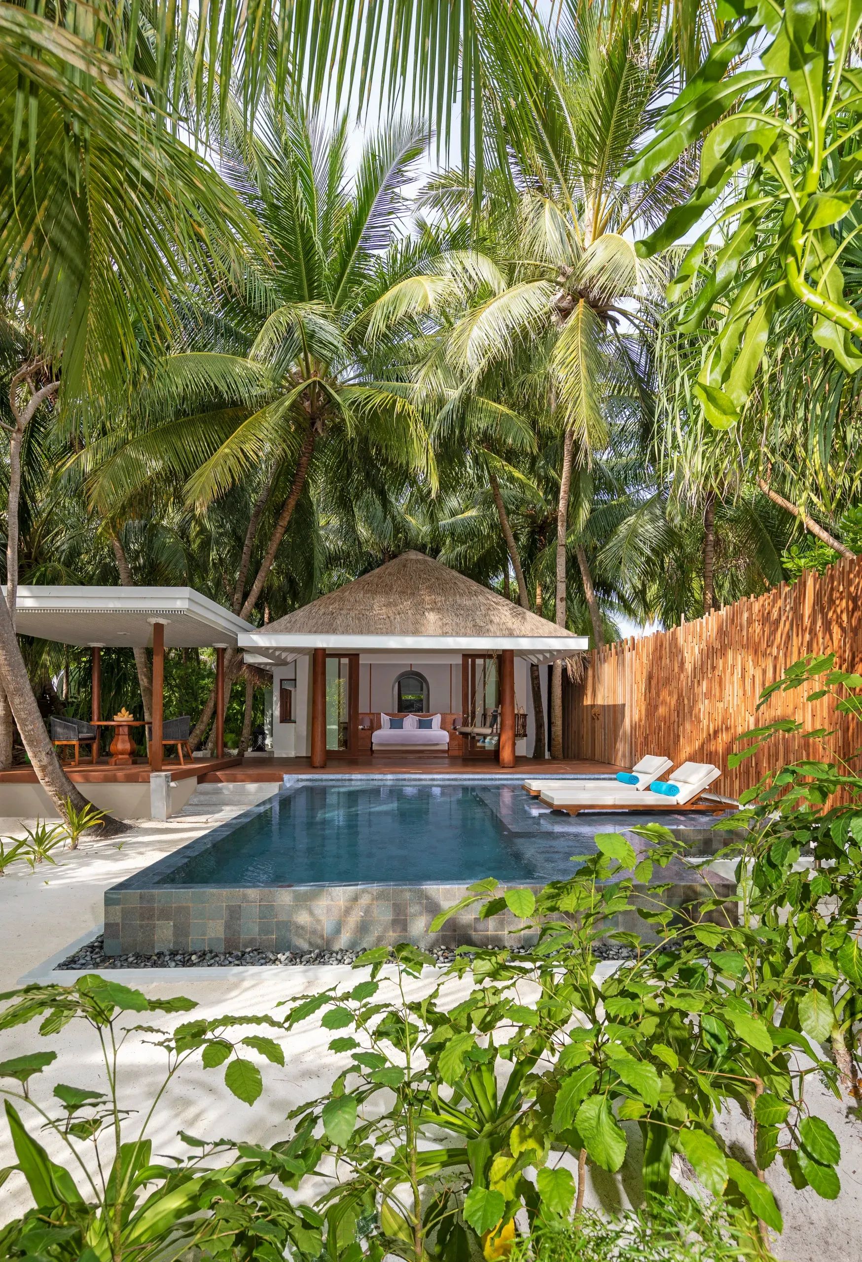 Anantara Kihavah Guest Room Four Bedroom Beach Pool Residence Master Bedroom