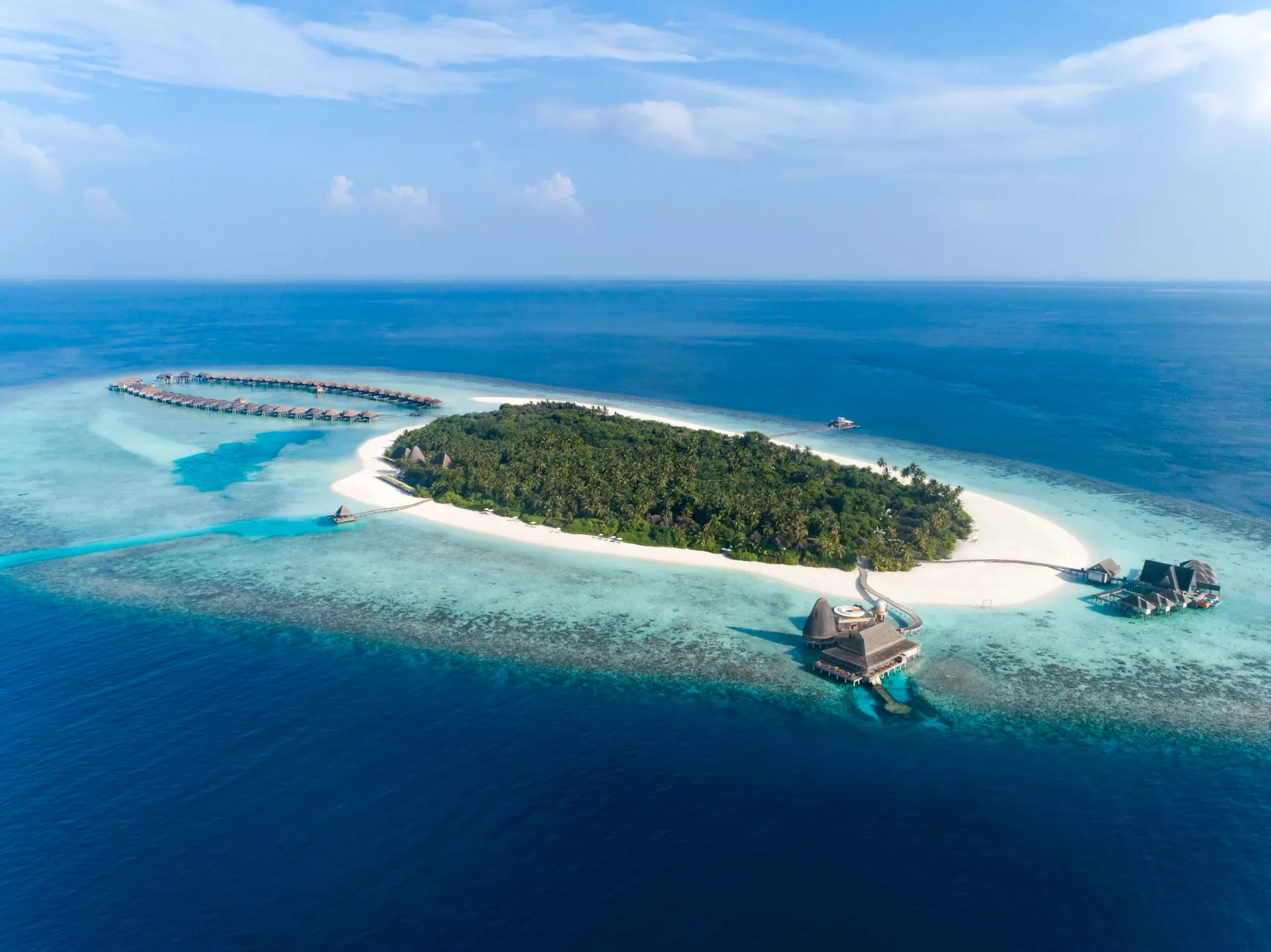Luftaufnahme einer tropischen Insel mit sandigen Stränden und klarem türkisfarbenem Wasser