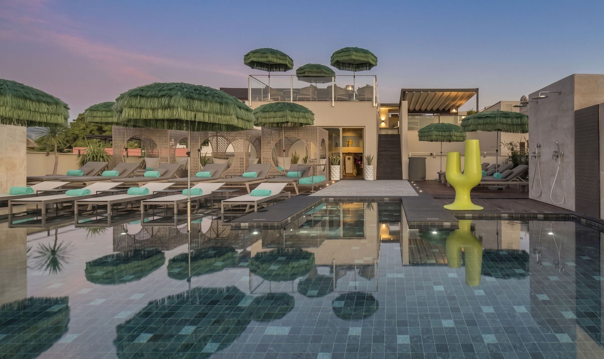 El Llorenc Parc de la Mar Pool mit Liegestühlen bei Dämmerung