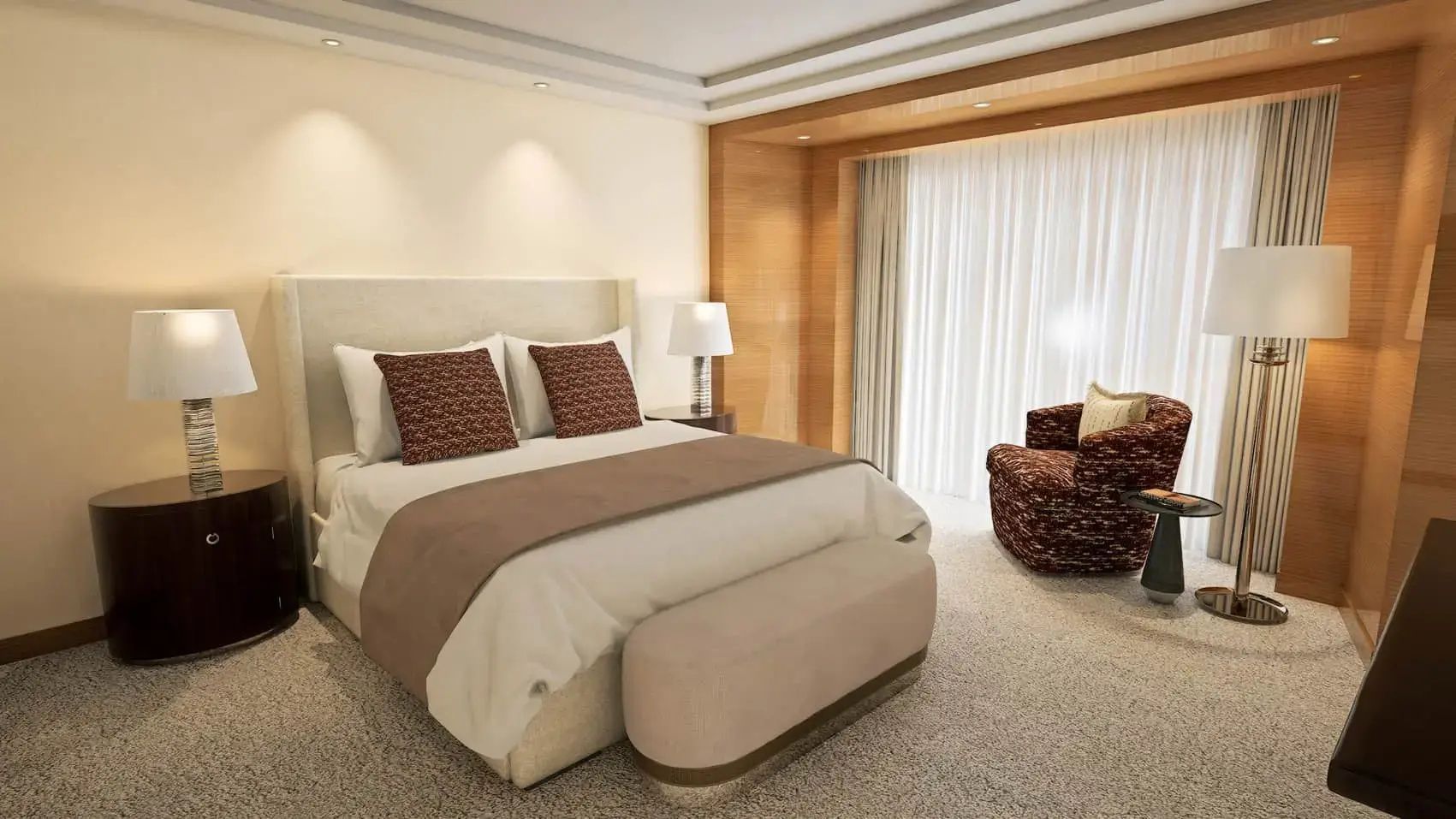 Doppelbett mit beigefarbener Tagesdecke, braunen Kissen und Polsterhocker im Hotelzimmer.