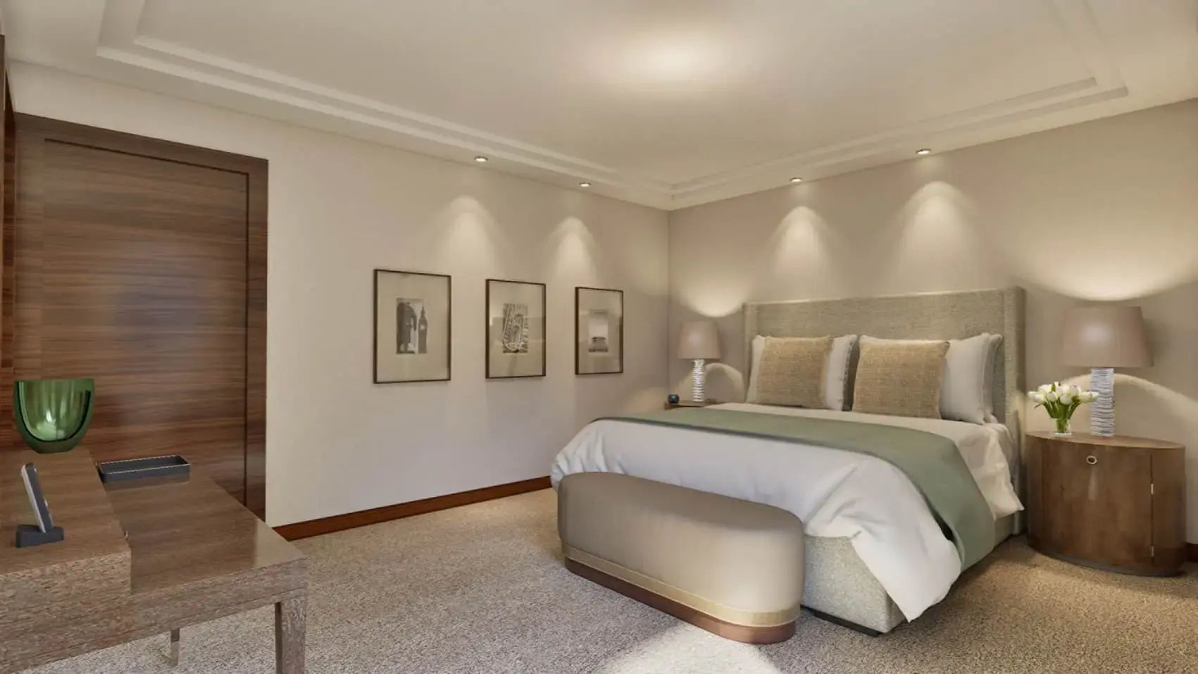 Helles Hotelzimmer mit großem Doppelbett, einer gepolsterten Sitzbank und Wandbildern.