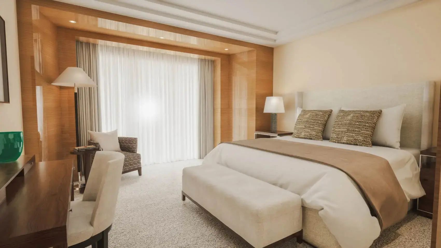 Bett mit weißer Bettwäsche, Polstersessel und hellen Vorhängen am Fenster.