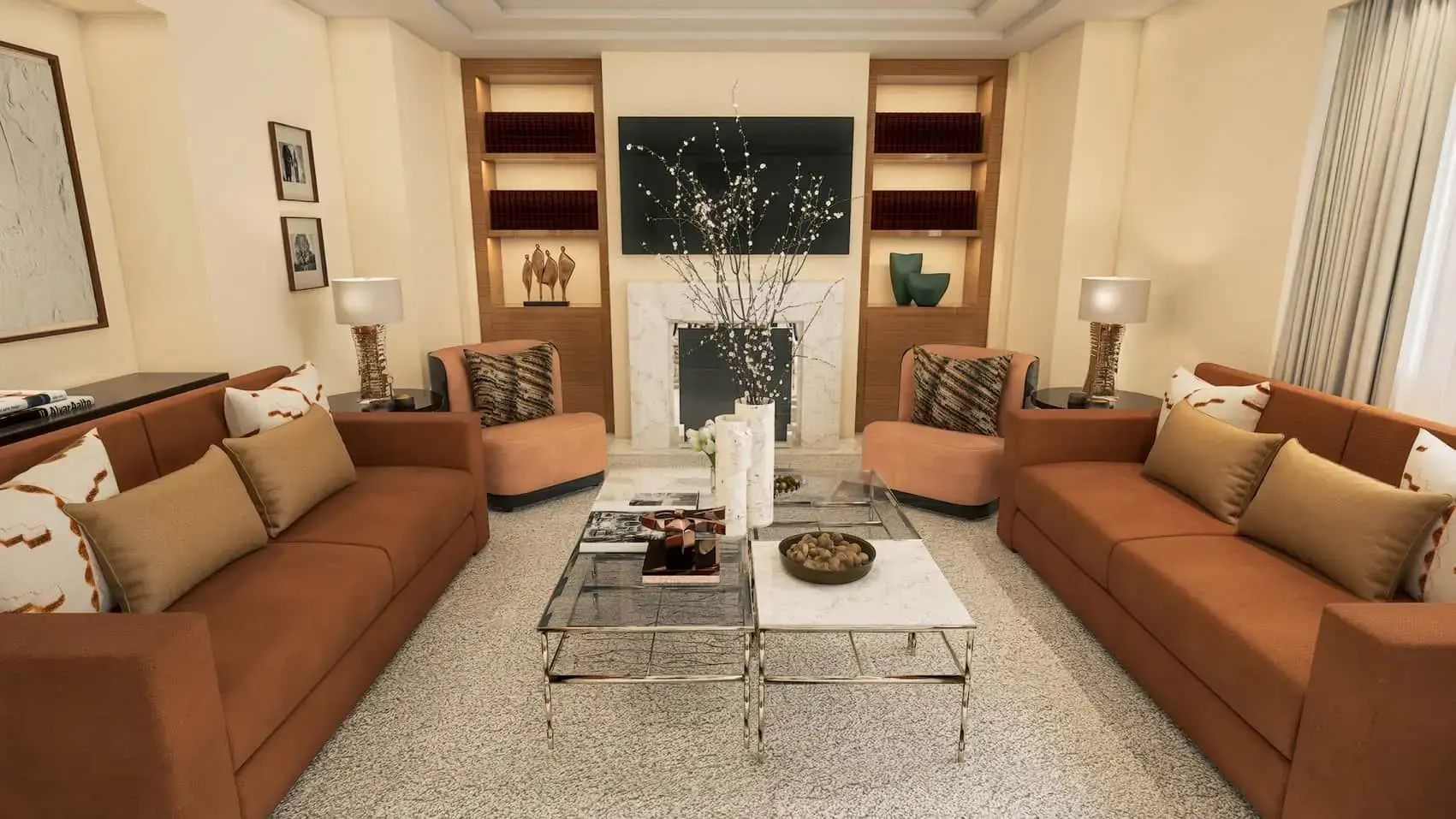 Sitzgruppe mit braunem Sofa, zwei Sesseln, Kamin und Fernseher in einem Wohnraum.