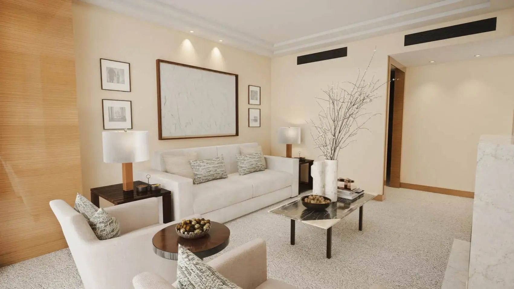 Geräumiges Wohnzimmer mit weißem Polstersofa, Tischen und Wandbildern.