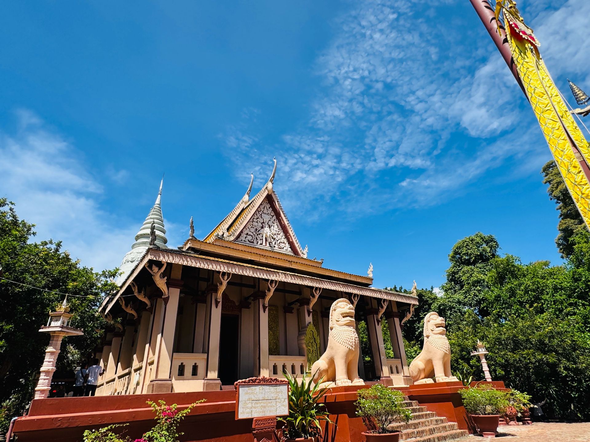 Traditioneller Tempel mit zwei Löwenstatuen und blauem Himmel im Hintergrund